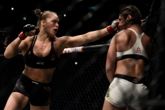 ronda-rousey-leva-34-segundos-para-aplicar-nocaute-violento-em-bethe-correia-no-ufc-190